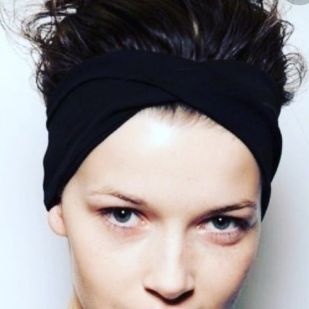BLACK CHUNKY KNIT MESSY BUN BEANIE HAT - Picture 2 of 2
